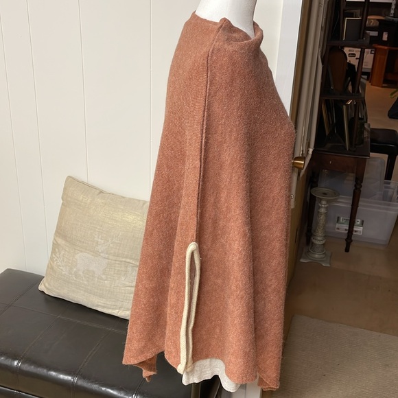 Shawl with cream at arm edges. - Picture 2 of 8